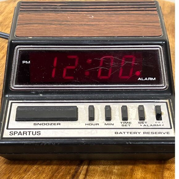 Vintage Spartus Digital Alarm Clock Wood Grain Look Retro Bedside Collectible - Picture 4 of 7